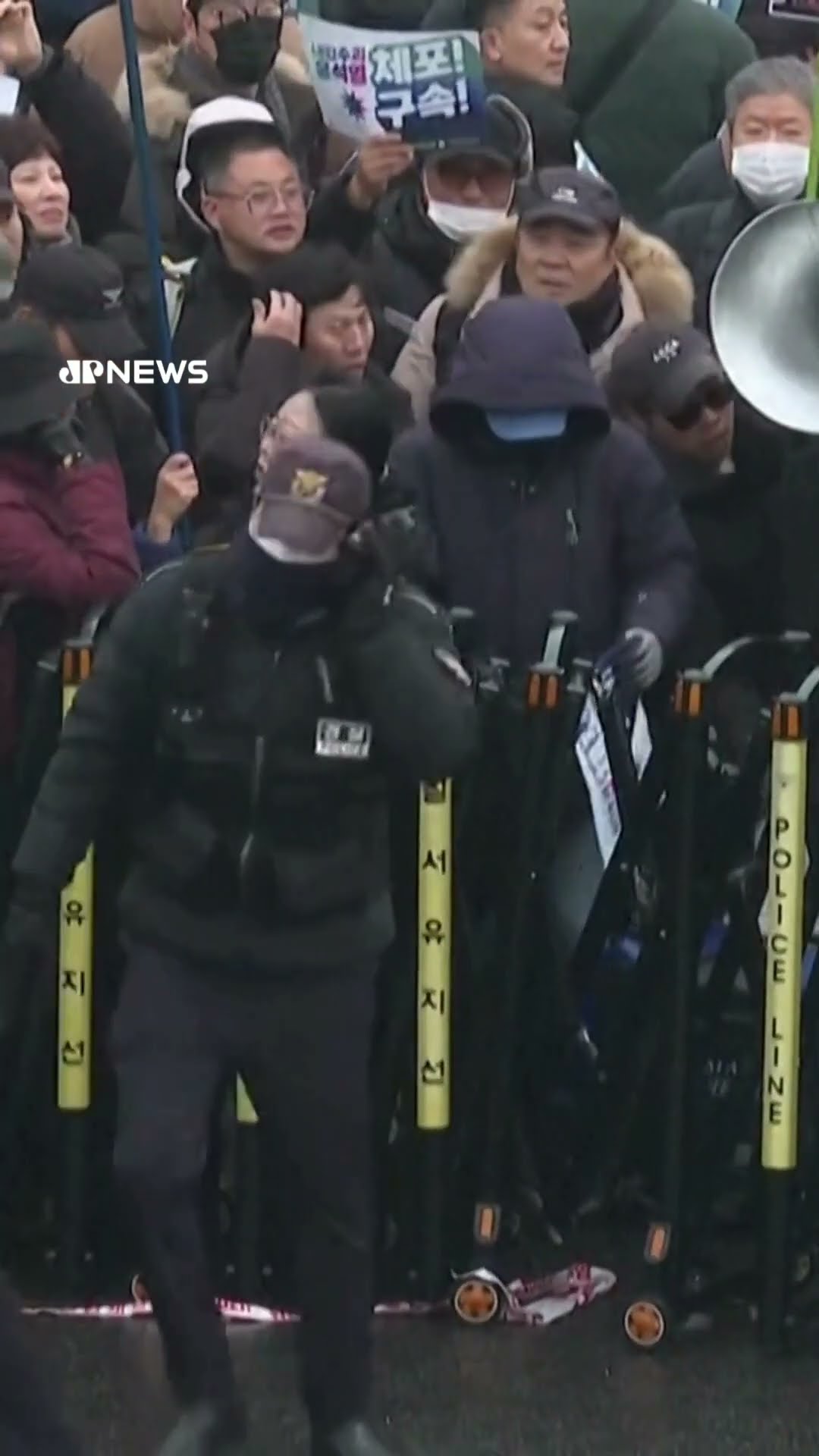 Protestos em meio à nevasca dividem Coreia do Sul sobre prisão de presidente suspenso #shorts