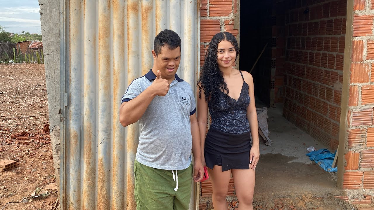 COLOCAMOS PORTA E JANELAS DA CASA DO DANIEL ANGELINA MÁECIA E PEDRINHO VEIO VÊ COMO FICOU 