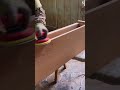 Teknik menghaluskan permukaan kayu dengan alat khusus secara efisien #shorts