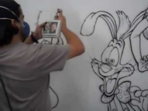 EDU PINTANDO CARICATURAS E PERSONAGENS EM TAMANHO NATURAL USANDO AERÓGRAFO