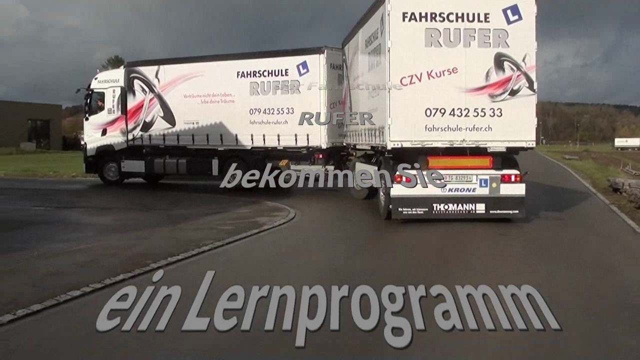 Anhängerzug wenden in eine Seitenstrasse