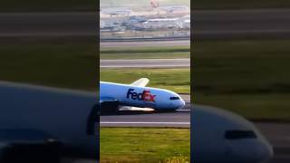 Boeing cargo plane lands without front landing gear #767