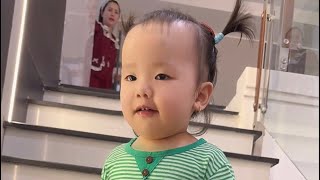 Linh Đan leo cầu thang tho-át tim 