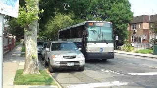 MTA Bus: 2005 MCI D4500CL QM4 Express Bus #3225 at Main St-Jewel Ave