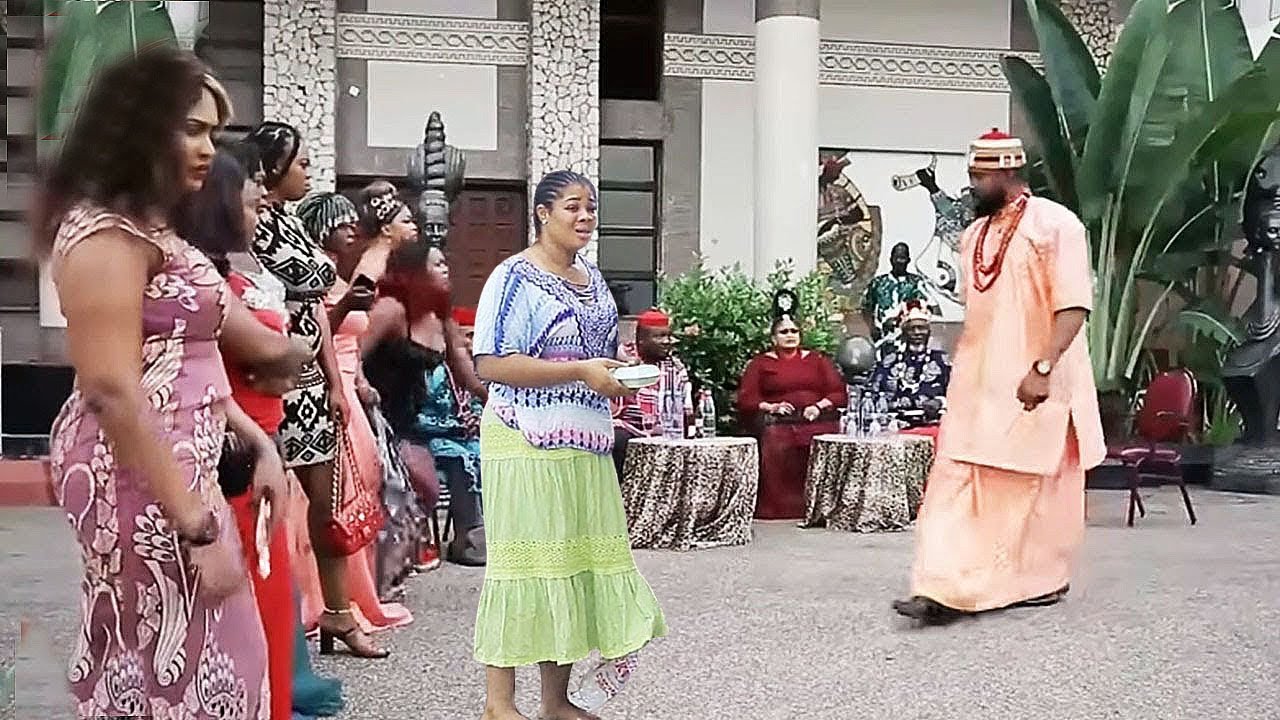 ELLE N'EST VENUE AU PALAIS QUE POUR REGARDER LES AUTRES FEMMES MAIS ELLE EST DEVENUE L'ÉLUE - FILM