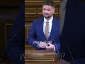 Rufián se abre la chaqueta para responder a Abascal y le deja este recado