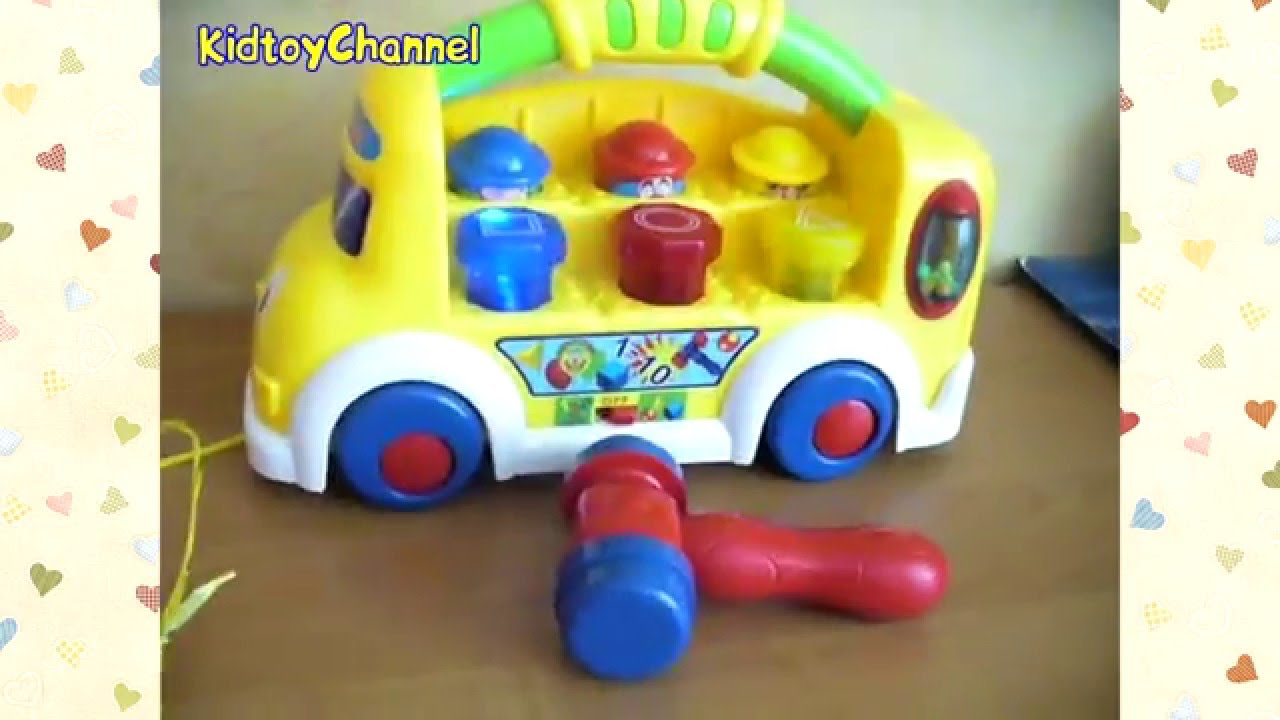 Машина везет игрушки