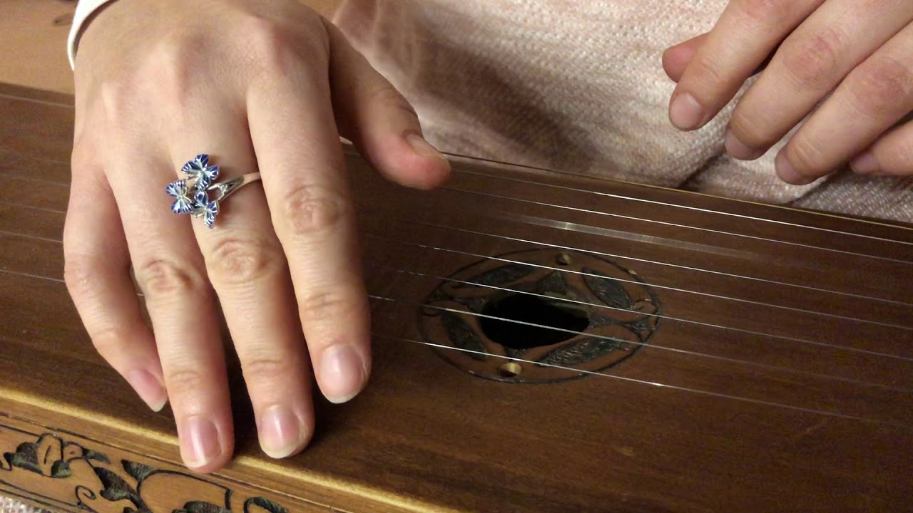 Игра на гуслях: волшебство древнего русского инструмента - YouTube