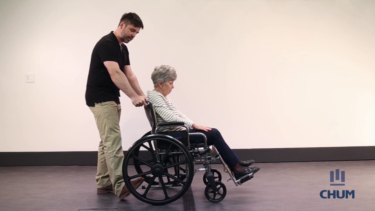 Utilisation sécuritaire d'un fauteuil roulant - YouTube