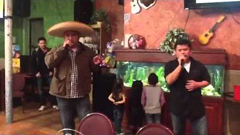 Julio Aldana en el mariache restaurant