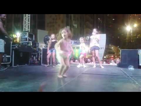 Julinha mini dançarina da anitta de bc