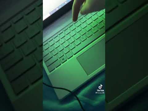 Video: Cum aprind luminile tastaturii laptopului meu?