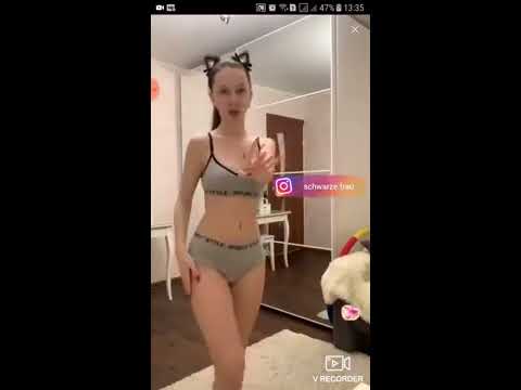 Novinha gata arrasando na live