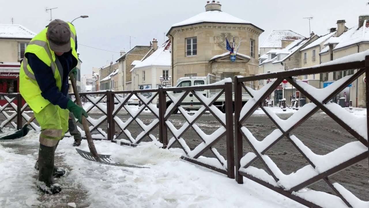 POISSY SOUS LA NEIGE : LES AGENTS SUR LE TERRAIN