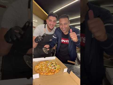 الفنان الفلسطيني جميل الرموني يبدع في تقطيع البيتزا بيتزا العاصور