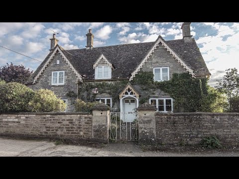 A Morning Walk in a Quiet Cotswold Village