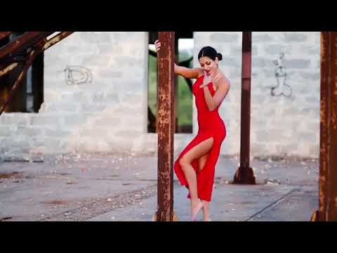 Девушки танцуют возле авто Девушки танцуют возле авто