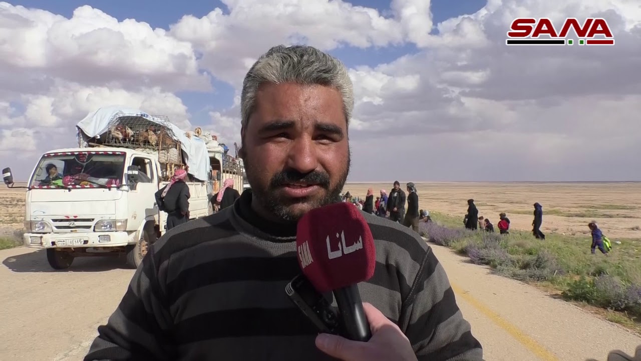 وصول عشرات العائلات إلى ممر جليغم في البادية السورية قادمة من مخيم الركبان