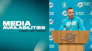 Coach Jeff Hafley meets with the
