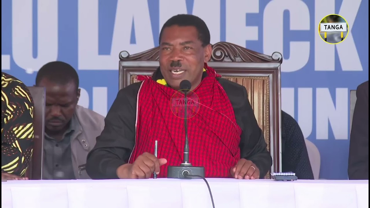 Waziri Mkuu Leo Arusha akisikiliza kero za wananchi walio jotokeza