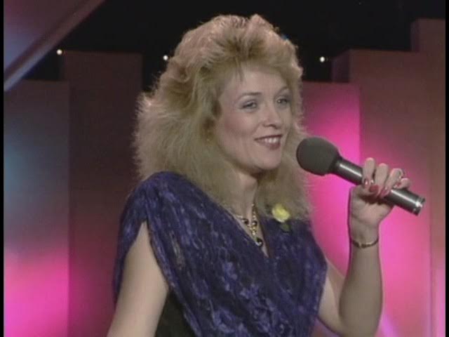 Mary Duff sings Patsy Cline - YouTube