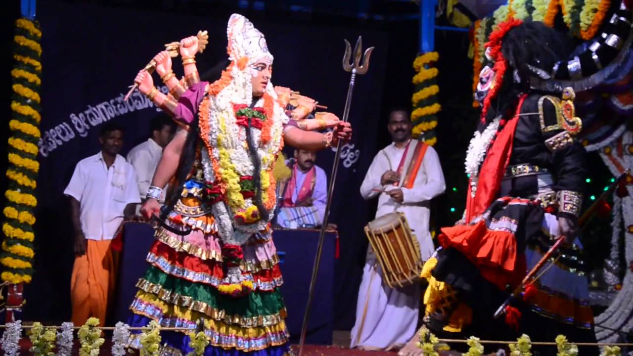 Yakshagana Devi Mahathme by Kateel Mela 5th set Bhagavath Hosamoole Mahisha  Nagri Rai Devi Akshayaku - YouTube