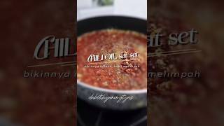 Sekarang kalau makan mi, bakso, atau dimsum udah gak perlu pelit - pelit lagi nuang chili oilnya.