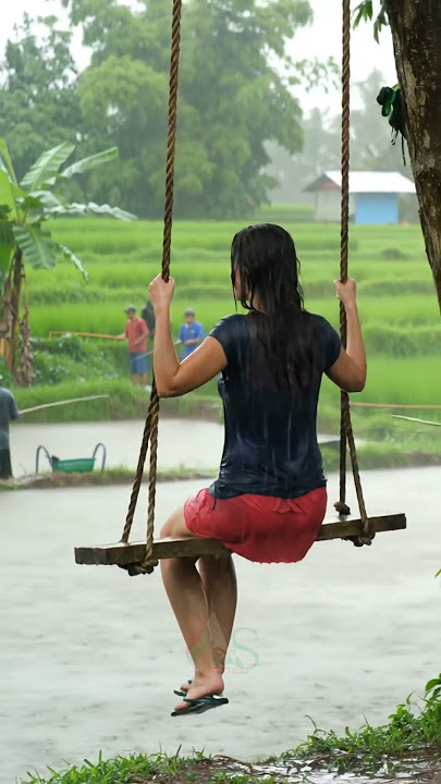 Di tengah hujan deras turun, kehidupan tetap harus berjalan #rain #beautiful