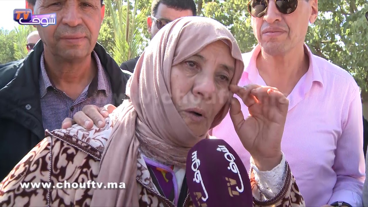 والدة الزميل الإعلامي نور الدين كرم في أول تصريح جد مؤثر لحظة دفن جثمان ابنها بمقبرة الرحمة