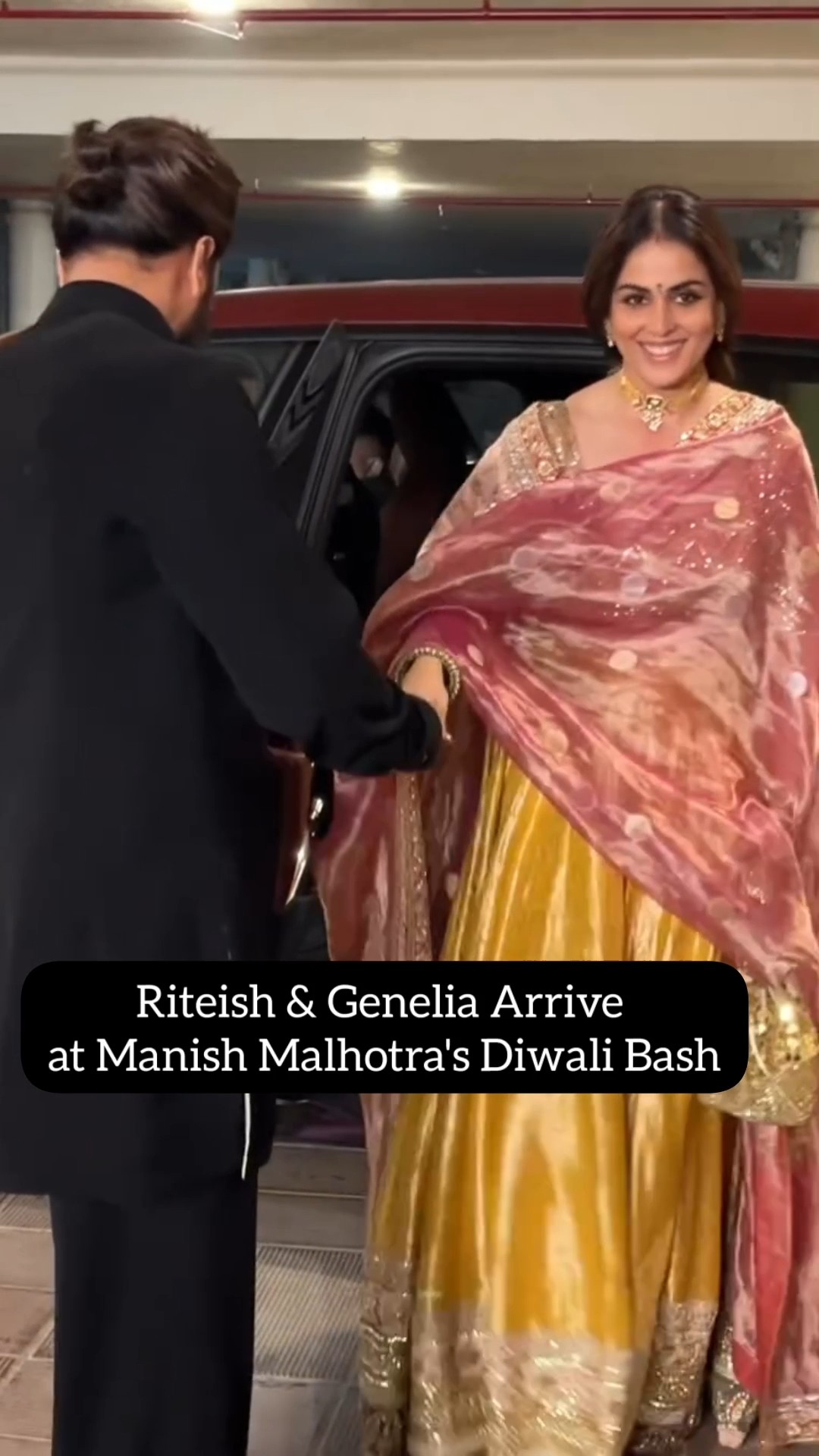 Riteish \u0026 Genelia Arrive at Manish Malhotra's Diwali Bash l Riteish Deshmukh l Genelia Deshmukh