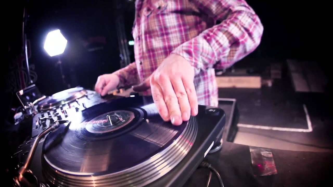 Reloop IQ2 MIDI Mixer for Scratch DJs with Traktor DJ Software