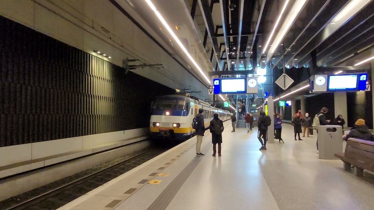 NS SGMm Sprinter (2995) met afscheidsopschrift vertrekt van station Delft