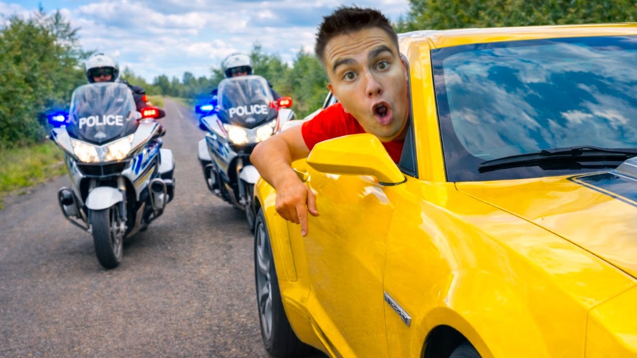 Полицейский на мотоцикле Yamaha устроил погоню, устроив состязание против Chevrolet Camaro в коме...