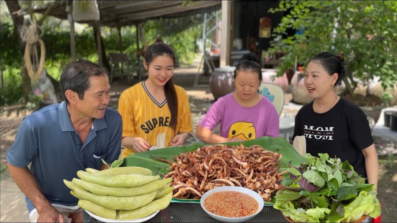 V456. Mực chiên giòn cuốn bánh tráng chấm nước mắm chua ngọt ăn kèm khổ qua tây nhà trồng