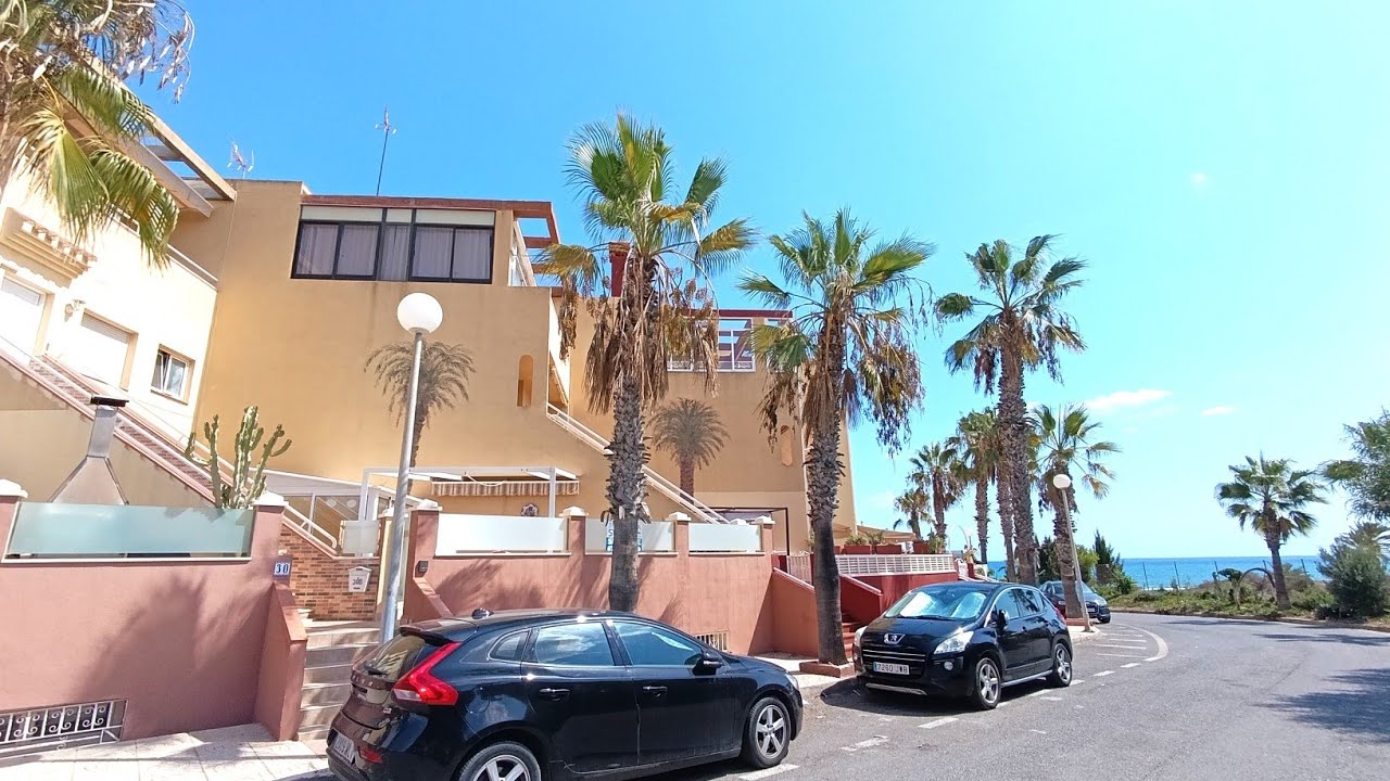 Sold 185,000€ Mar Azul beach house, large 4 bed, 2 bath south facing ground floor maisonette,