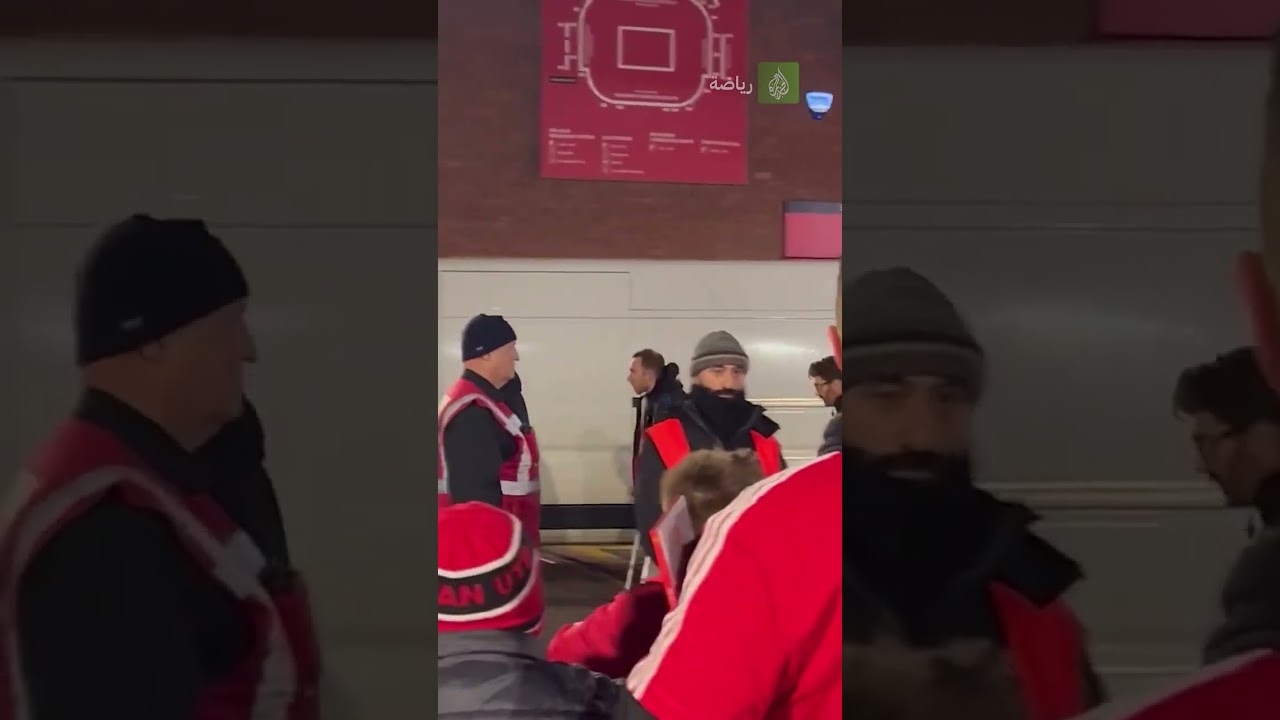 كريستيان إريكسن يغادر ملعب أولد ترافورد، على عكازين لمساعدته على التحرك بعد وضع قدمه في جبيرة.