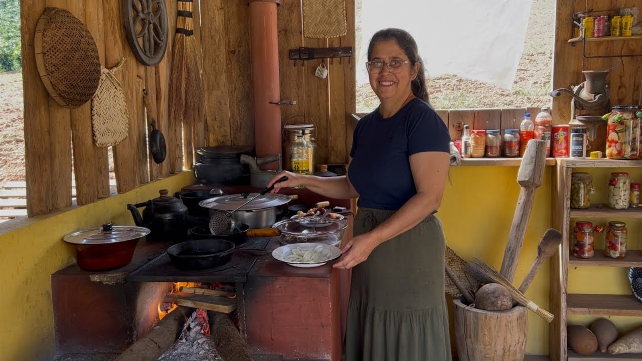 ALMOÇO DE DOMINGO NA ROÇA - COMIDA NO FOGÃO A LENHA E FAMILIA REUNIDA.