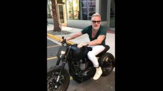 Gianluca Vacchi esce in moto... per le strade di Miami!