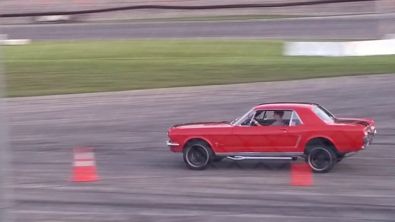 Drag Racing the mustang YouTube