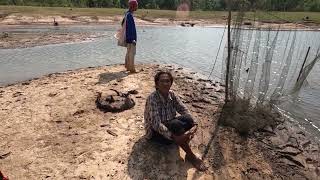 Thailand. Die Talsperre Nam Pung/ Sakon Nakhon liegt fast trocken. Die Gelegenheit zum Fische fangen