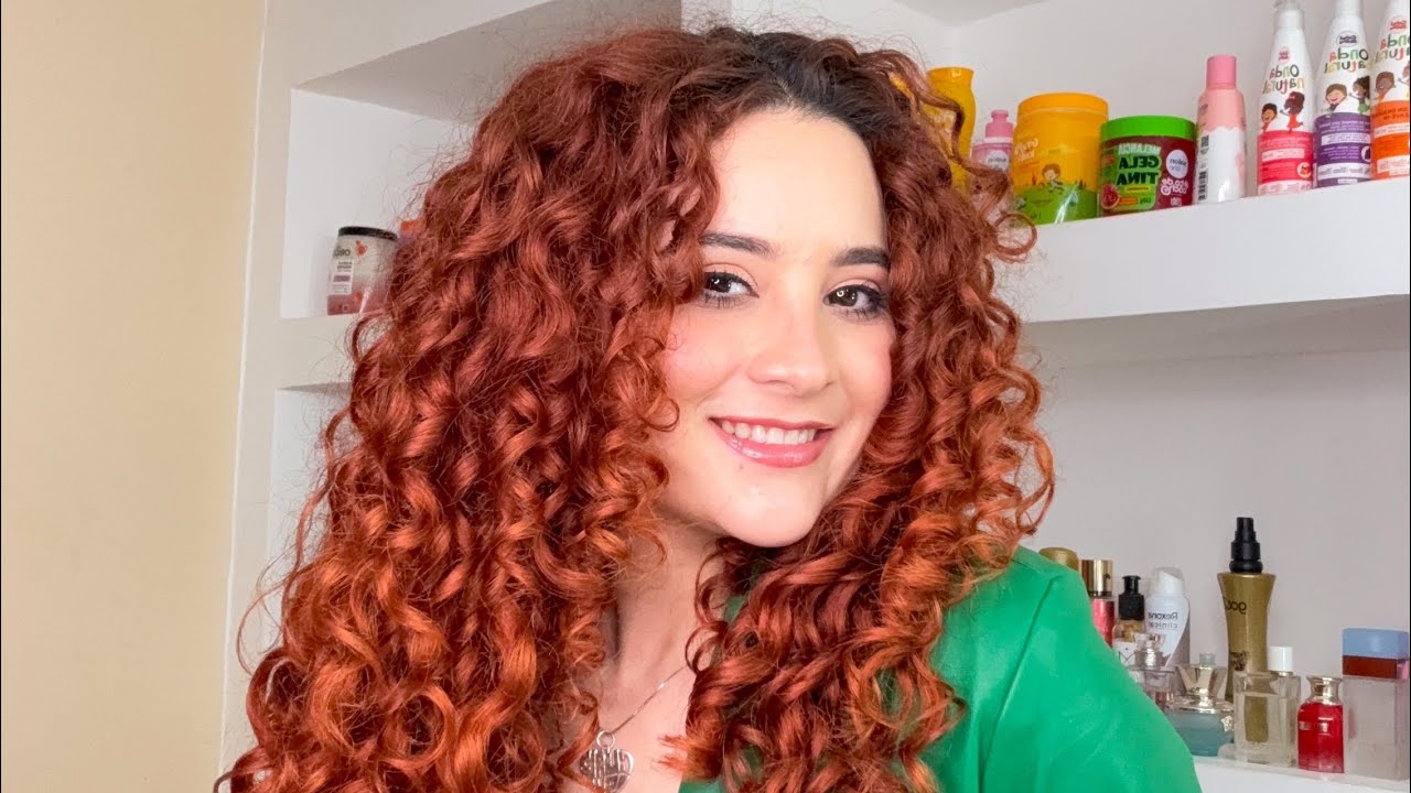 Retoque de color cobrizo en cabello rizado. 