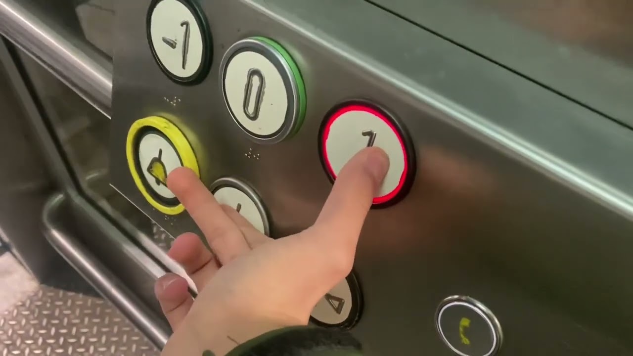 2014 Thyssenkrupp Aufzug in Ausgang Nord in München Hbf