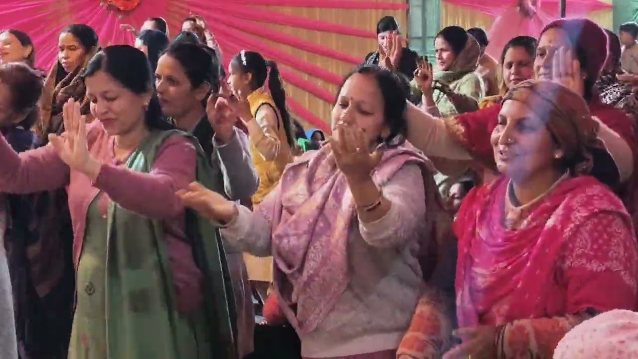 सभी शिव भक्त भगवान शिव भोलेनाथ के दरबार में भोलेनाथ के संगीत में नाचते हुए