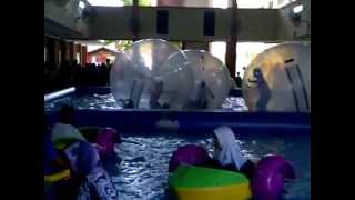 Puteri Farzana & Puteri Aqilah Dalam Waterball