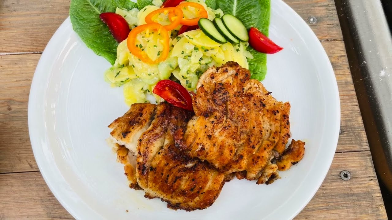 Обжарьте филе карпа без костей.