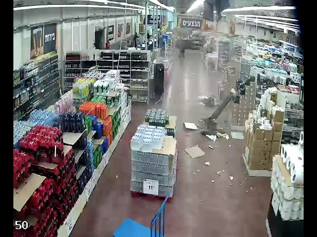 תיעוד נפילת הרקטה היום בסופר באשדוד