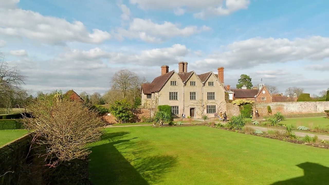 Exploring the Stunning Grounds of Packwood House
