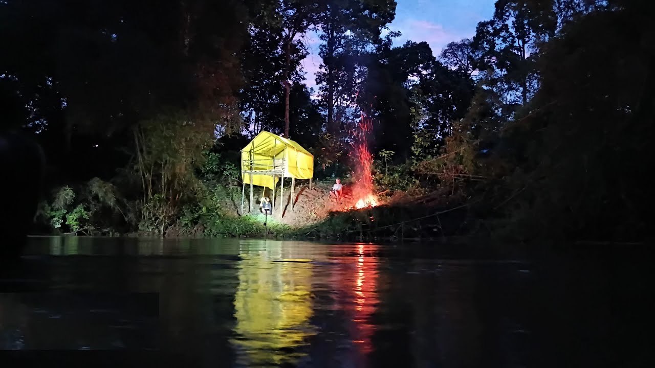 Camping hujan deras di pinggir sungai tidur yenyak cabinfishing in a bamboo house