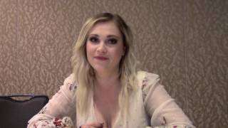 Video thumbnail of "Eliza Taylor Interview - The 100 Season 4 (Comic Con)"
