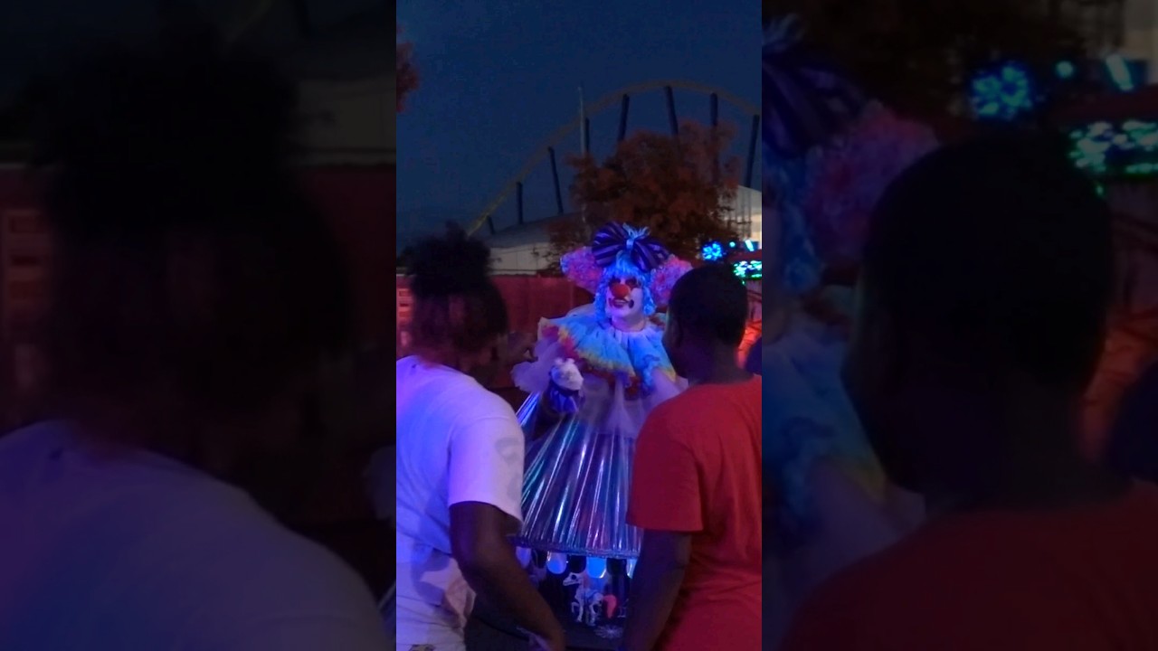 She really gave the kid a black eye #halloweenshorts #howloscream